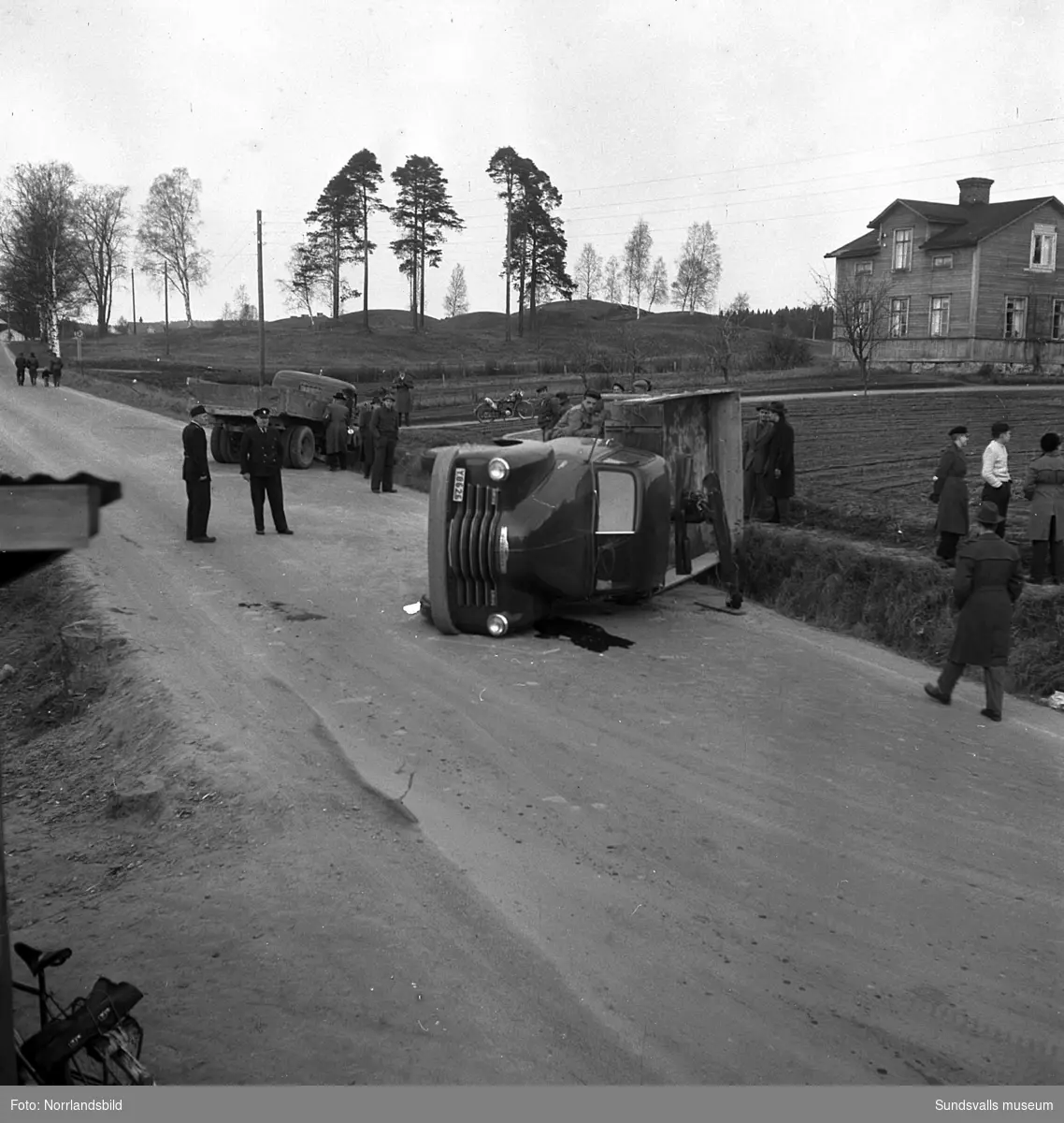 Trafikolycka med två lastbilar på Västra vägen. I bakgrunden syns gravkullarna i Högom och gammal villabebyggelse som numera (2016) är rivna.