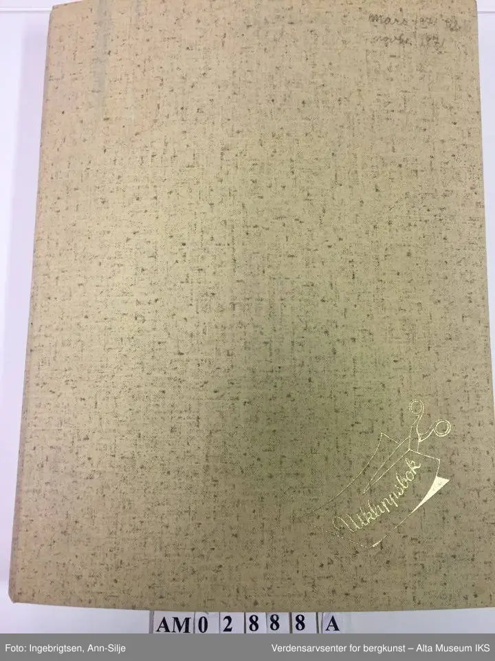 Form: Folioformat. Utklippsbøker som inneholder avisutklipp med delvis innlimte og delvis løse klipp. Utklippene omhandler verden, Norge generelt og Alta og omegn. A), B) gråmelert perm, C) grønnmønstret perm/grønn rygg.