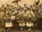 Studenter från latin- och reallinjen 1955. Dessa tog studenten något före övriga eftersom några av pojkarna skulle rycka in i lumpen.  Stortorget i Trelleborg,Första raden från vänster:1 Sylvia Liljekvist, 2 Monika Höweler, 3 Rolf Henriksson, 4 GunPahlman, 5 Elsie Nilsson,Rune Schlyter 
Bakre raden från vänster: 1 Bokander, 2 Bengt Andersson, 3 Bo Petterson,4 Thorleif Andersson 5?,  6 Bertil Åberg .29/4-55.