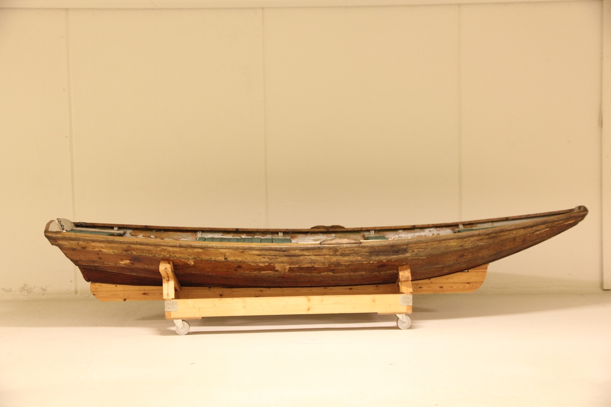 Prammen har tre tofter, fiskekum, plikt forut og akter, 4 bordganger på hver side,   utvendig bunnbord, sekundært feste for påhengsmotor på akterspeilet og tollegang for ett årepar. Ett par årer hører med. De er grå- og grønnmalte.  L=244cm. Innkommet sammen med NSM.11404 ( ruse ).