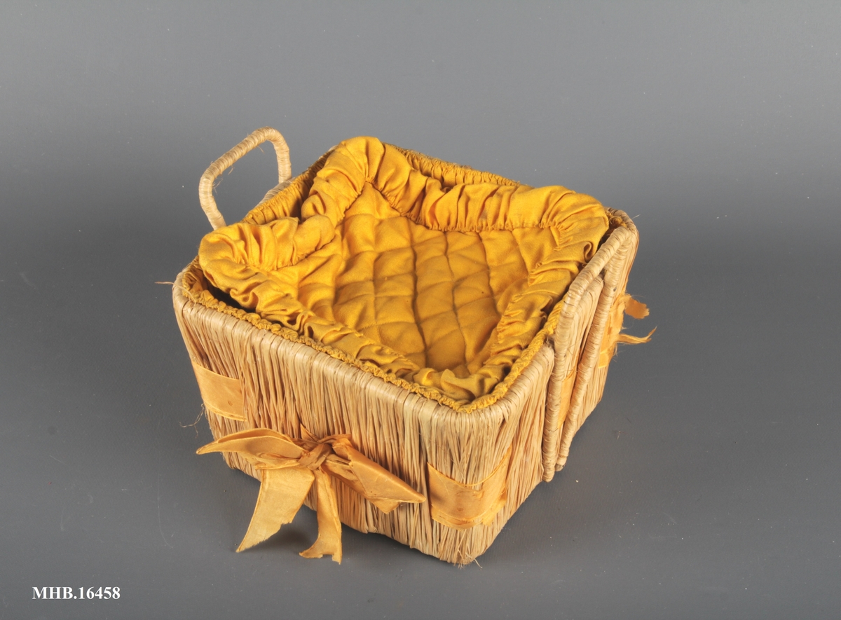 Flettet firkantet kurv med to håndtak