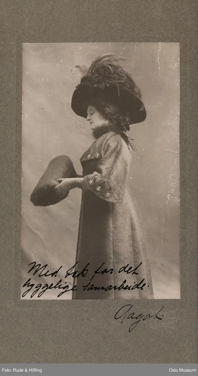 portrett, kvinne, skuespillerinne, stående knefigur, profil, muffe, hatt