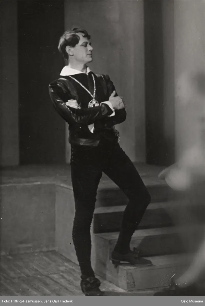 portrett, mann, skuespiller, rollebilde, tittelrollen i "Hamlet" på Trøndelag Teater, stående helfigur, kostyme