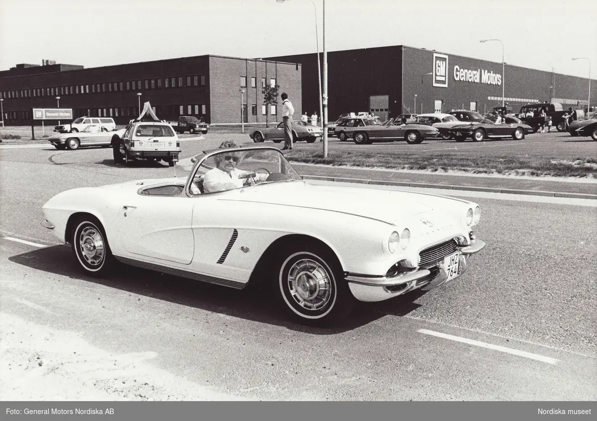 General Motors Nordiska AB. Veteranbilsträff med GM-bilar. Chevrolet Corvette vid GM Nordiskas nya anläggning i Jordbro, 1979.