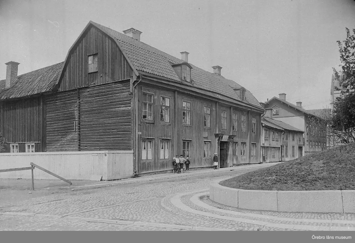 Gamla Örebrobilder, Kyrkogatan 4, nordvästra hörnet av Kyrkogatan och Nikolaigatan.

(Reproduktion den 4 november 1944 efter äldre bild)