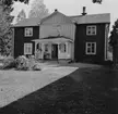 Bostadshus, två kvinnor.
1 september 1959.