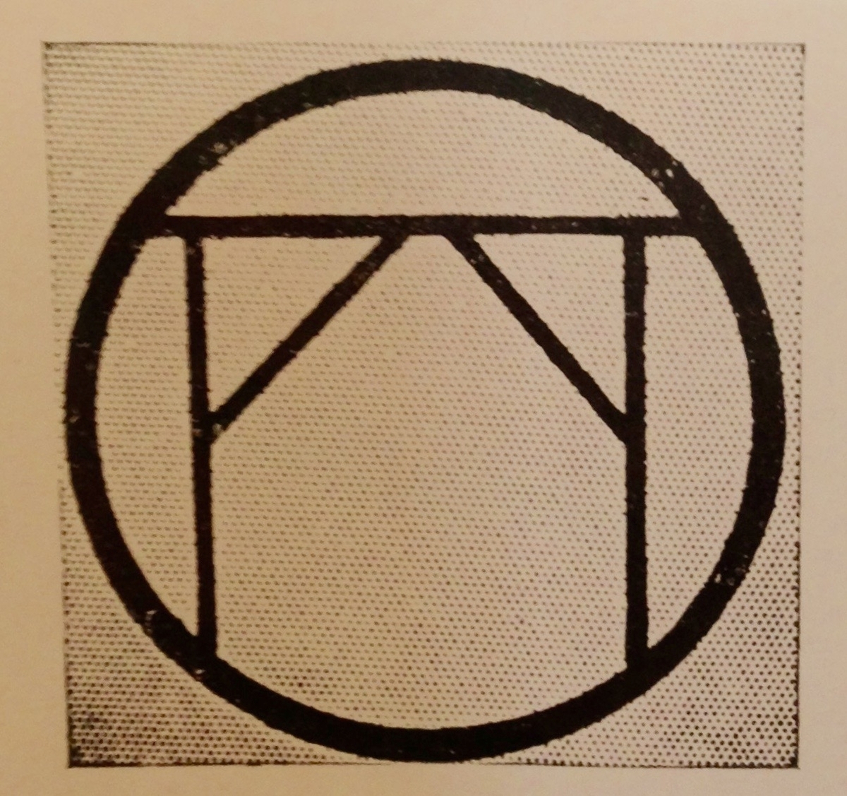 Består, foruten selve brennemerket, av en tange for montering av håndtak. Brennemerket har form som et galgesymbol med en sirkel rundt. Har trolig opprinnelig vært påmontert et trehåndtak som nå er borte.