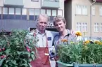 Från vänster står Arne Eriksson (1) och Tor Langseth (2) vid blomsteraffären Ericssons blommor på Rosenborgsgatan i Huskvarna, mitt emot 