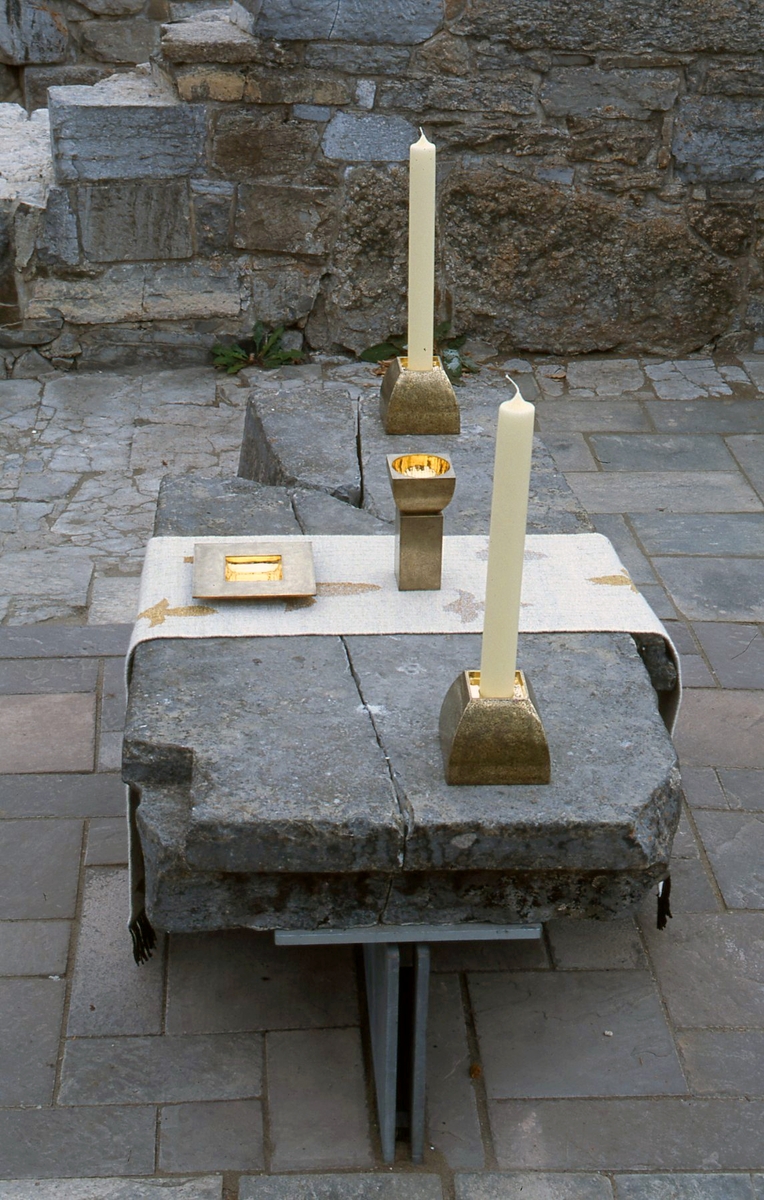 Alterkalk, oblatfat og to lysestaker  [Skulptur]