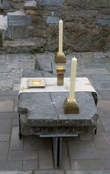 Alterkalk, oblatfat og to lysestaker  [Skulptur]