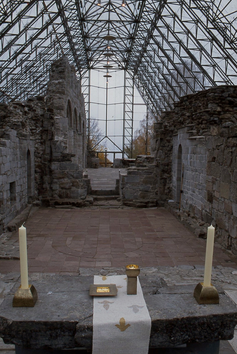 Alterkalk, oblatfat og to lysestaker  [Skulptur]