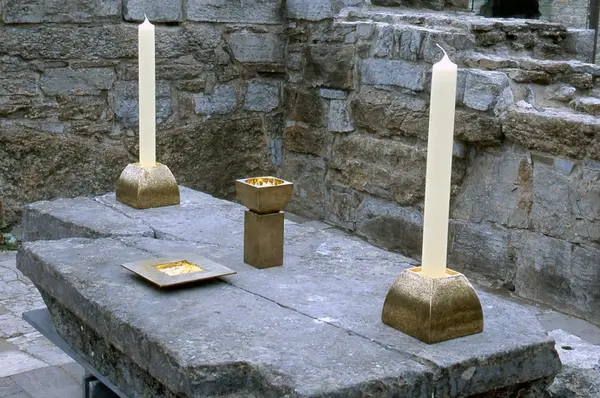 Alterkalk, oblatfat og to lysestaker  [Skulptur]