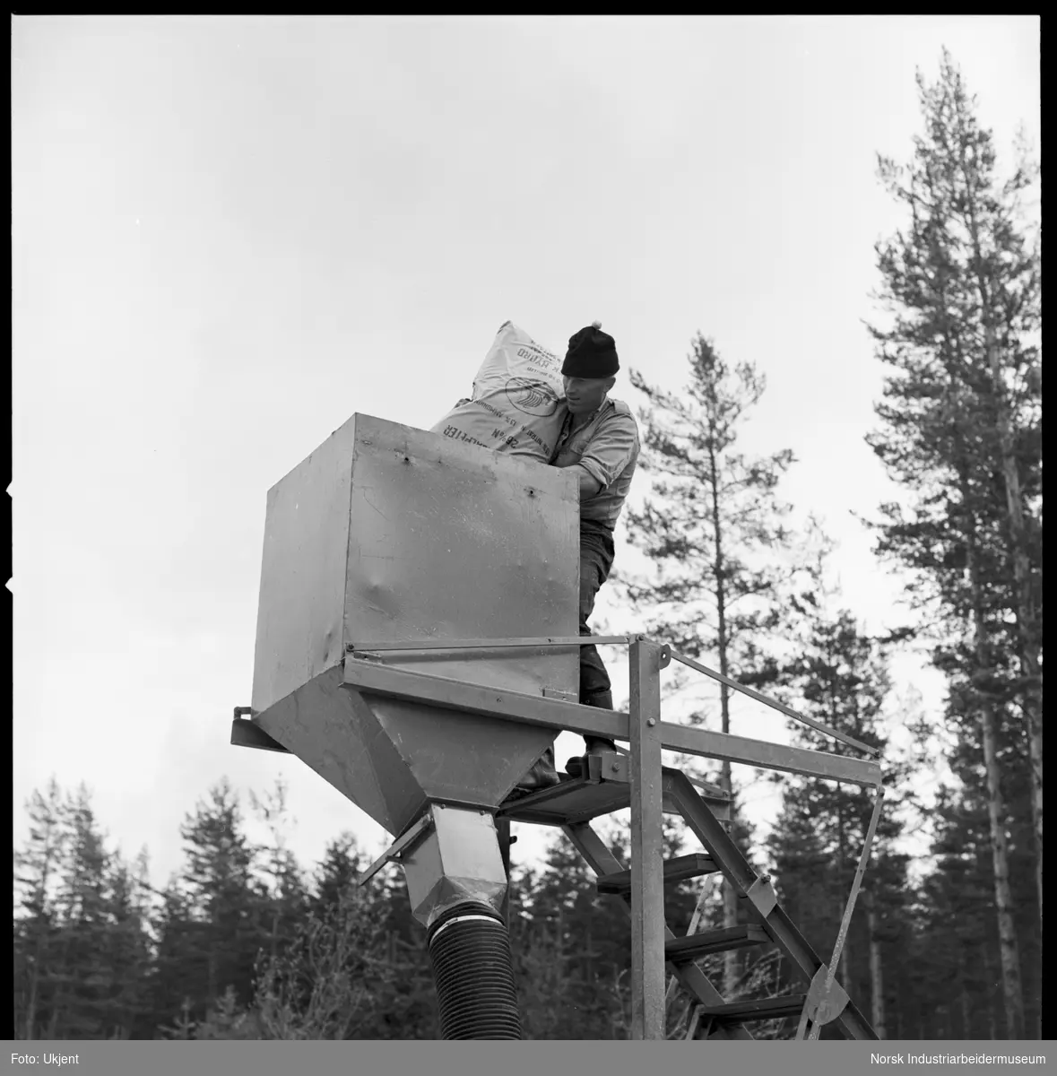 Landfly, demonstrasjon på Eggemoen. Fylling av gjødsel til flytank.