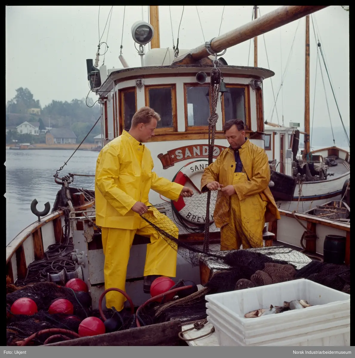 Fiskere i plastklær, garnbøting.