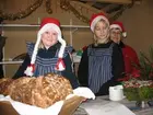 Julmarknad på Vänersborgs museum. Vassända Naglums hembygdsförening säljer bröd.