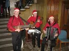 Julmarknad på Vänersborgs museum. Musikunderhållning i trapphallen