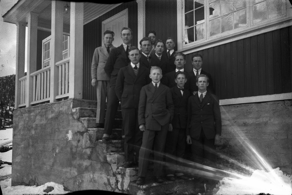 Fotosamling etter Hans Tveito. "Elever fotografert på trappen til Eik ungdomshus"
2. rekke Lars Tveito, Uppebøen, Jørund Tveito.
3.rekke Gunnar Aalandslid, Olav Tveiten, ?