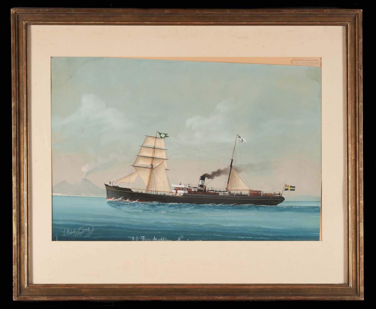 'S.S.Freja Stockholm Neapel 1887”. Fartyget, skonertriggat förande alla segel, bland annat en trekantig fock. På stortoppen Sveabolagets flagg. Svensk unionsflagg akterut. Skrovet svartmålat jämte svart skorsten med vitt bälte.
