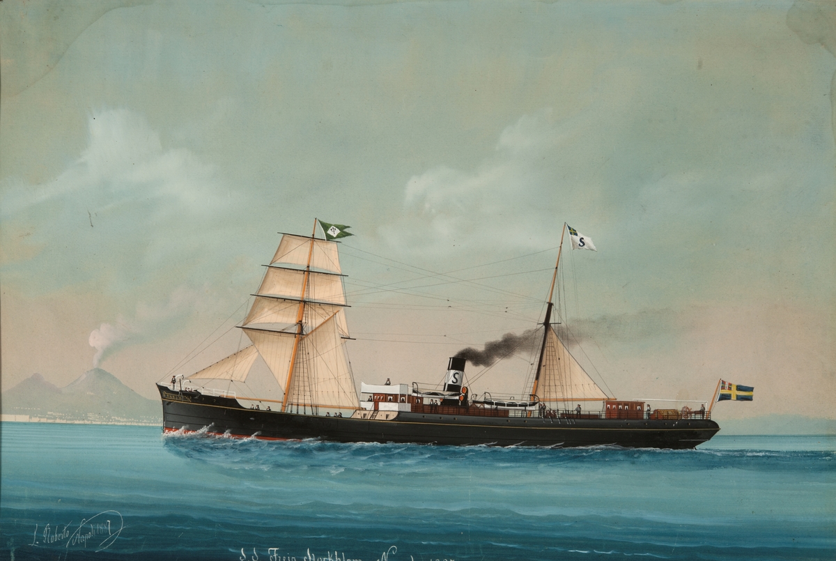 'S.S.Freja Stockholm Neapel 1887”. Fartyget, skonertriggat förande alla segel, bland annat en trekantig fock. På stortoppen Sveabolagets flagg. Svensk unionsflagg akterut. Skrovet svartmålat jämte svart skorsten med vitt bälte.