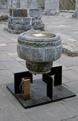 Døpefat og vannkanne  [Skulptur]