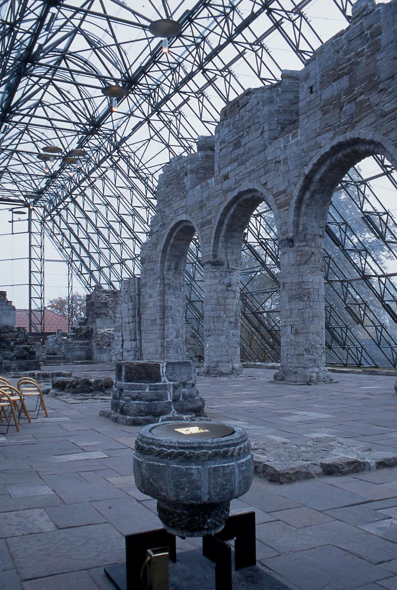 Døpefat og vannkanne  [Skulptur]