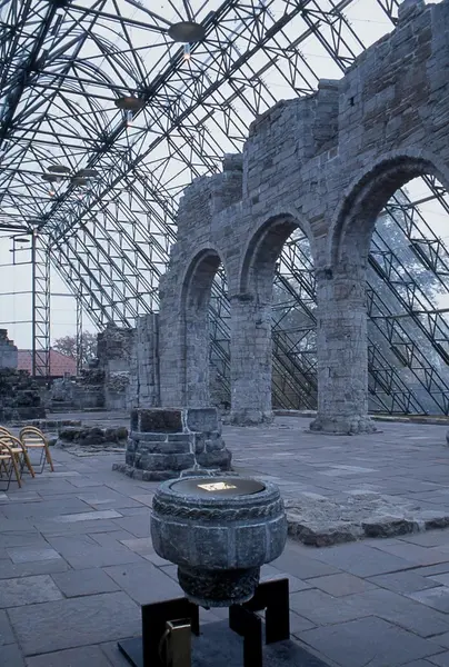 Døpefat og vannkanne  [Skulptur]