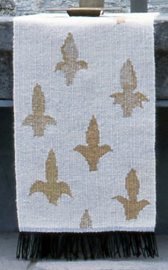 Et av tre verk. Antependiumet (duken) blir brukt under messer og gudstjenester som feires av Den norske kirke og Den katolske kirke. Motivet er hentet fra Matteusevangeliet. 6. 26-28 (fra bergprekenen; "Se på himmelens fugler (...) Akt på liljene på marken...")
Verkets hovedfarge er hvit med innslag av sølv. De franske liljene er i gull. Liljen skal symbolisere den hellige treenighet og Maria, Jesu mor. Den hvite fargen står for renhet, hellighet og uskyld.