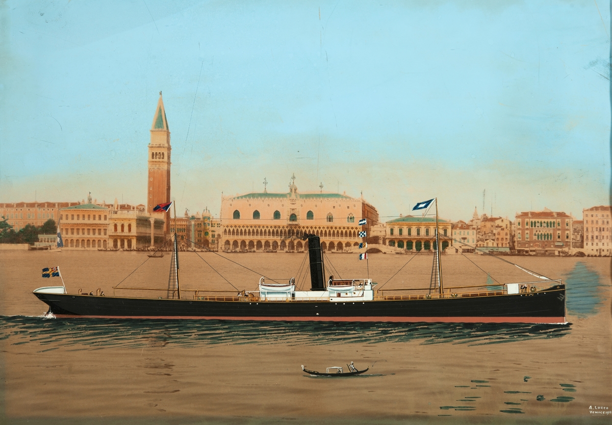 Ångfartyget ROS av Stockholm under gång i Venedigs hamn, visande styrbords sida. Svart skrov med vit överbyggnad. I bakgrunden Venedig med Markusplatsen med Markuskyrkan och Dodgepalatset.
Signalflaggor: JNKT (namnsignalen var JGDT). På förmasten: P = (i hamn) All personal till Fartyget.