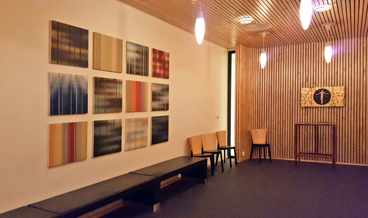 Harald Fenn har laget et en serie på femten bilder til Teorifagbyggets "Stille rom", som representerer en livssynsnøytral og stille sone på universitetsområdet. Disse befinner seg i spennet mellom flere ulike maleritradisjoner. Maleriene kan sees som rene nonfigurative komposisjoner, men de kan også sees i forlengelsen av landskapsmaleriet. Bak malerienes presise, loddrette striper, kan vi for eksempel skimte liksom utviskede landskaps- eller skyformasjoner. Ved å variere fargebruk og lysintensitet, skaper kunstneren stemningsskifter mellom de enkelte bildene som kan assosieres til årstidenes vekslinger eller til ulike tidspunkter på døgnet. 

Tittelen "Polymer", som kan oversettes med mangeleddet, henspiller på at bildene tilsammen skaper en slags kjede med mange variasjoner over samme tema.