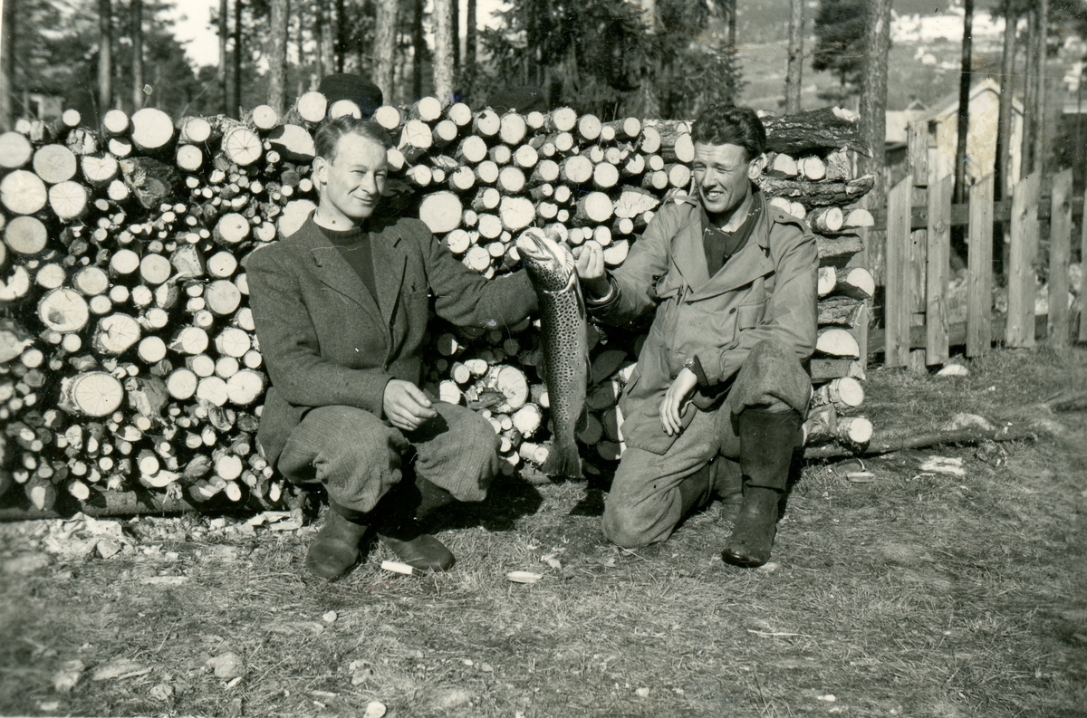 Ein stor fisk,fiskarar er frå v. Knut Leikvold Viko.
og Borger Hagen.