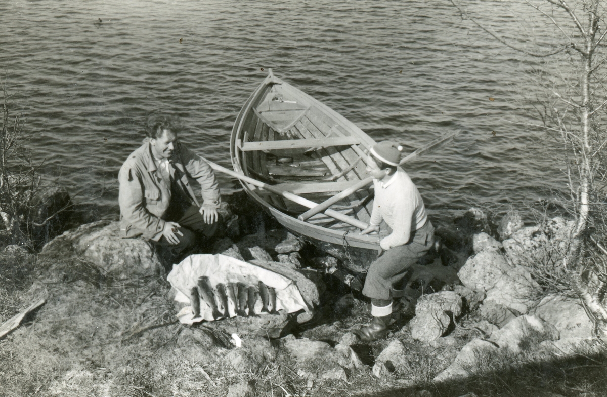 Borger Hagen og Kristoffer Rust på fisketur.
frå v.Borger Hagen og Kristoffer Rust.