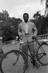 Cedric Jackson med sin cykel utanför Universitetshuset,, Uppsala augusti 1948