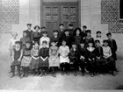 Samskolan klass 3 år 1912 Lärarinna Emy Jansson
Första raden sittande från vänster: Gunhild Magnusson, Alice Pettersson, Carin Cedermark, Rut Hall, Hillevi Hagman, Gunhild Vrang, Gert Johansson, Erik Cedermark, Ivar Petri, Annie Liedholm, Lisbeth Fransson.
Andra raden från vänster: Svea Karlsson, Ing-Marie Karlsson, Emy Jansson, Curt Ohlsson, Erik Johansson, Olle Söderlund, Greta Månsson, Karin Pripp, Elsa Morelius, Greta Larsson.
Tredje raden från vänster: Arne Lagerborg, Gösta Frisk, Assar Larsson, Fredriksson, Thörnqvist.