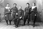 Från vänster: Lilly Adhe, Emy Nyberg, gymnastiklärare Ahlberg, Ebba Kyetenstjerna, Elsa Ahlberg. År 1904.