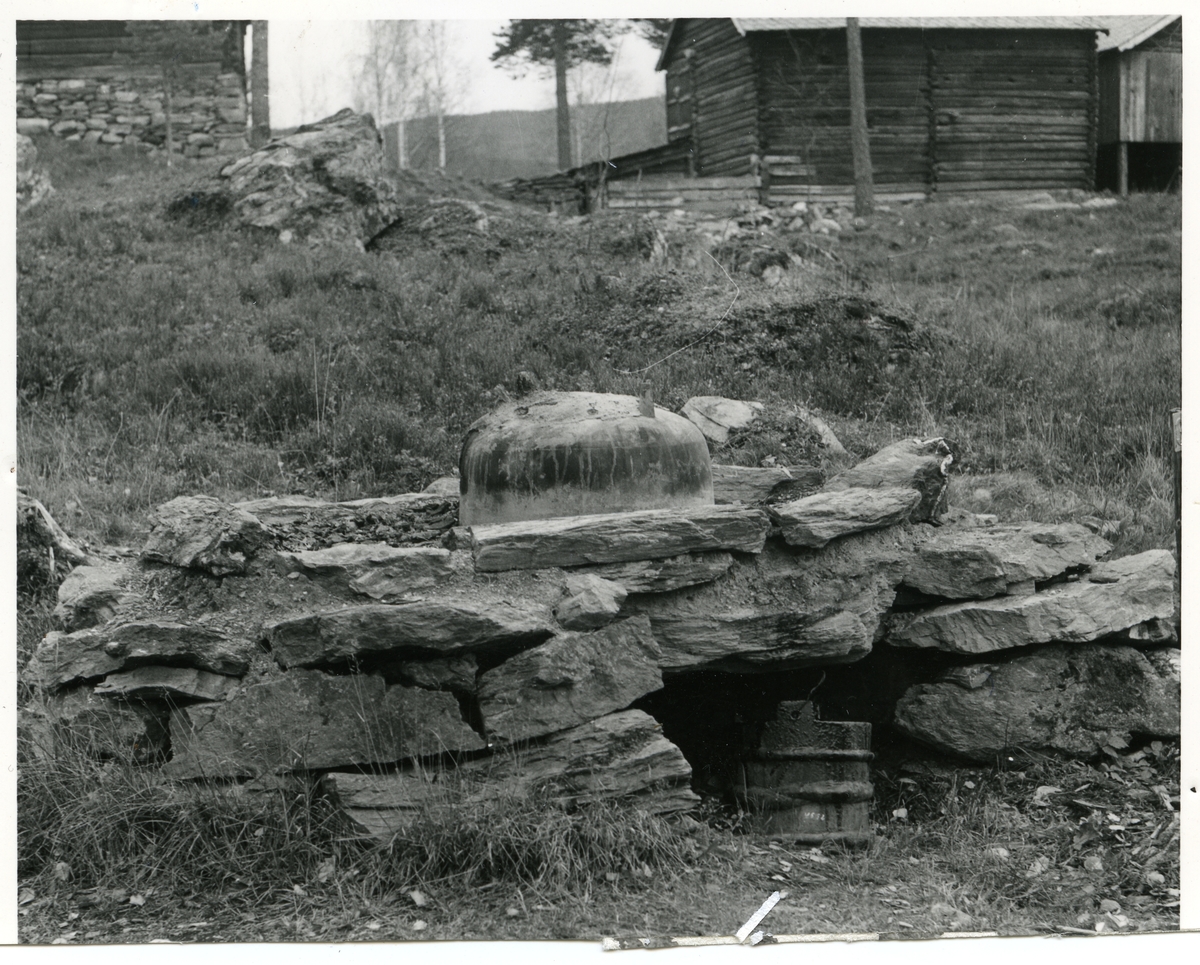 Tjærebrenner under gryte.