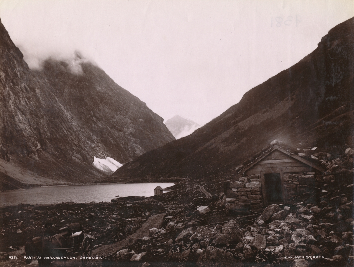 Et setersel i Norangsdalen. På veien står en hest med kjerre.