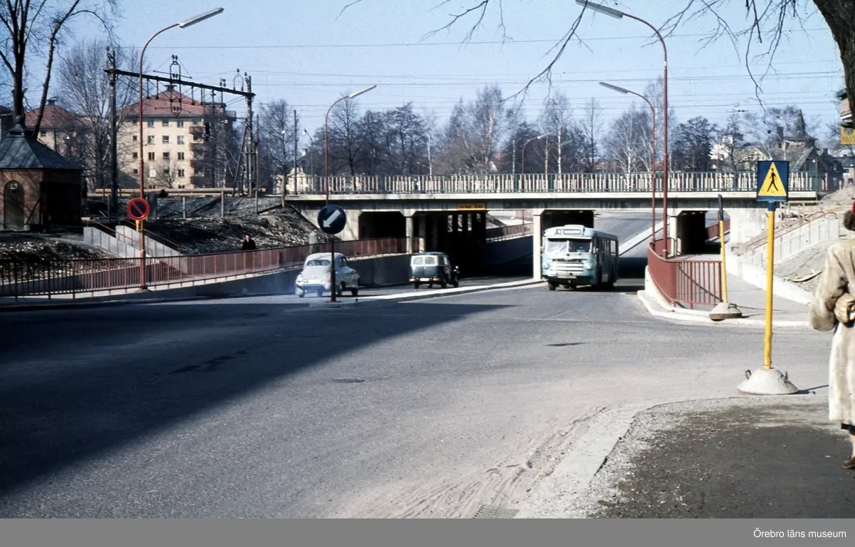 Rudbecksgatan västerut (Hertig Karls allé).
Bilden är tagen i slutet av 1950-talet.