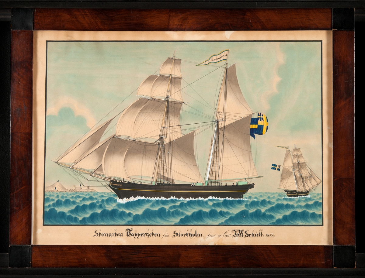 Akvarell på papper under glas. "Skonerten Tapperheten från Stockholm föres af Capt. J.M. Schütt 1847".
Svart skrov med gul skarndäckslist. Förgyllt namn i bogen. Alla segel, även ledsegel satta. Svensk flagga med unionsmärke under gaffeln.