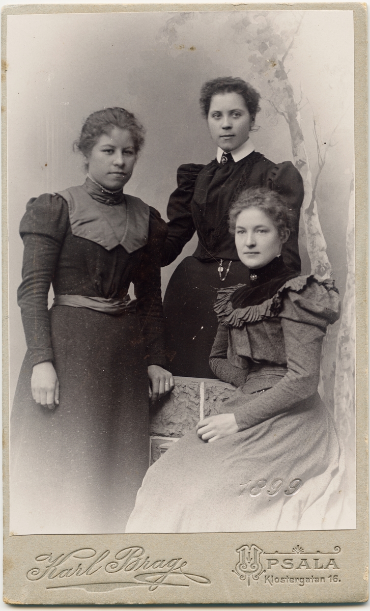 Kabinettsfotografi - tre kvinnor 1899