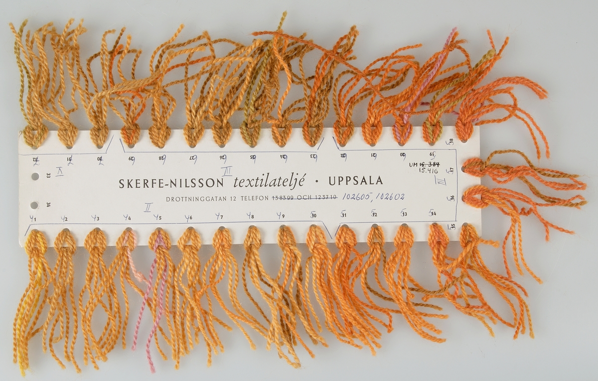 Skiss och garnkarta 50X26 cm med ullgarn till ryan "Näver orange höst" Signerad Ingrid Skerfe 1965. Färger svart,nyanser i grönt och gult. På baksidan av skissen står skrivet I:S: "Tecknat efter naturen".Text på garnkartan: Skerfe-Nilsson textilatelje Uppsala Drottninggatan 12 telefon 138399 och 123710(överstruket),senare ditskrivet 102605,102602".