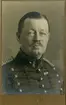 Porträtt av Nils Gustaf Ehrensvärd, kapten vid Positionsartilleriregementet A 9.
Se även bild AMA.0009480 och AMA.0009485.