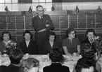 Telefonautomatiseringen genomförs, avslutningsfest 19/4 1959, Lediga telefonister samman med generaldirektör Håkan Sterky, längst till höger Aina Persson.