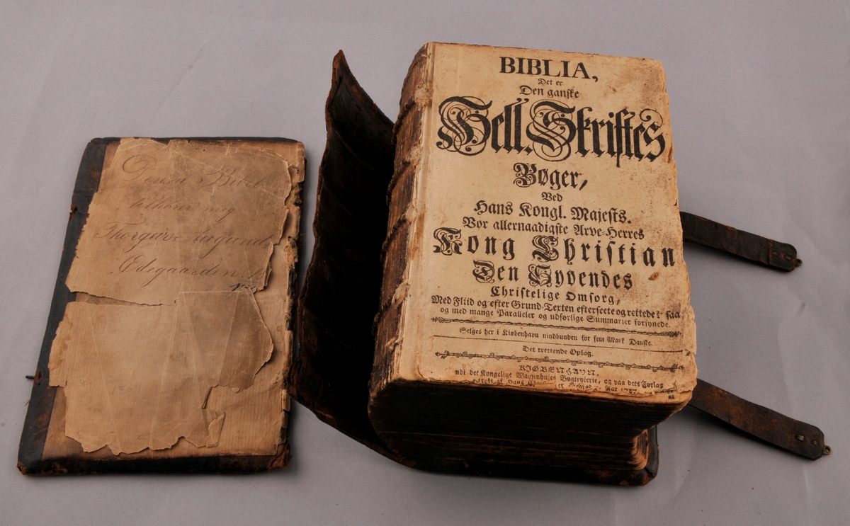 Bibel med skinnomslag. Torgeir Augundsson sin signatur inne på permen.