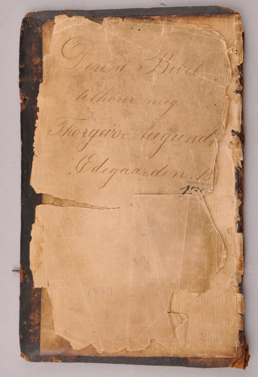 Bibel med skinnomslag. Torgeir Augundsson sin signatur inne på permen.