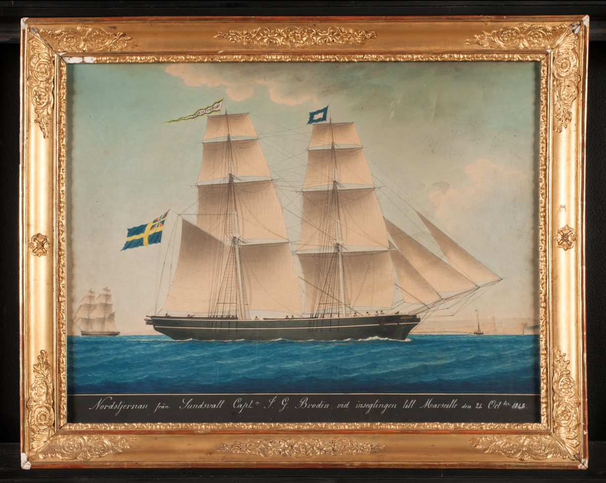 Skrovet svartmålat med vit skarndäckslist. Fartyget ligger för styrbords halsar, förande alla segel.