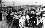 Midsommardagen år 1907. Excelsiorförbundsmötet på Mösseberg ned 10.000-tals deltagare.  Närvarande: prins Carls och Verner von Heidenstam m.fl., till höger står hertigparet. X Hulander XX V. Berg, 3 K.J. Vahlberg, 4. Verner von Heidenstam.