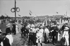 Excelsiorförbundets möte vid midsommar 1913. Kaffe- surrugat (Kathriener) plus en kaka serverades gratis. Firman för detta kaffe hade uppfört ett tält, som rymde 200 personer.