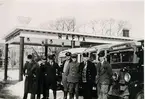 Kv. Smeden Trädgårdsgatan 27. Busscentral och bensinstation omkring 1930. I bakgrunden C. H. Gustavssons hus (Renmarks).