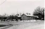 Kv. S:t Bernhard, Botvidsgatan 51-53. Foto av lokförare Bergströms fastighet Botvidsgatan 51, där d:r Nyblom sedan byggde. Fotot taget från Falegatan. 12 mars 1936. (Här talade Aug. Palm om socialismen för första gången i Falköping år 1884.)