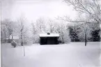 Planteringsförbundets park. Bekvämlighets- och redskapshus i parken. I bakgrunden skymtar chefredaktör E.P. Vrangs villa vid Odengatan.